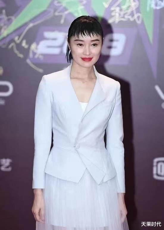 化妆 吴越气质不错，西装搭配同色纱裙仙美十足，却被狗啃刘海抢了风头