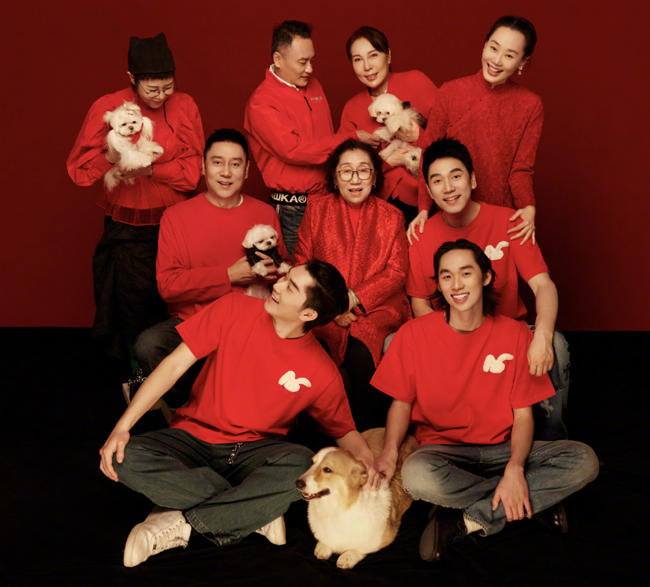 林依轮|林依轮除夕晒一家12口全家福，岳父是建国英雄！