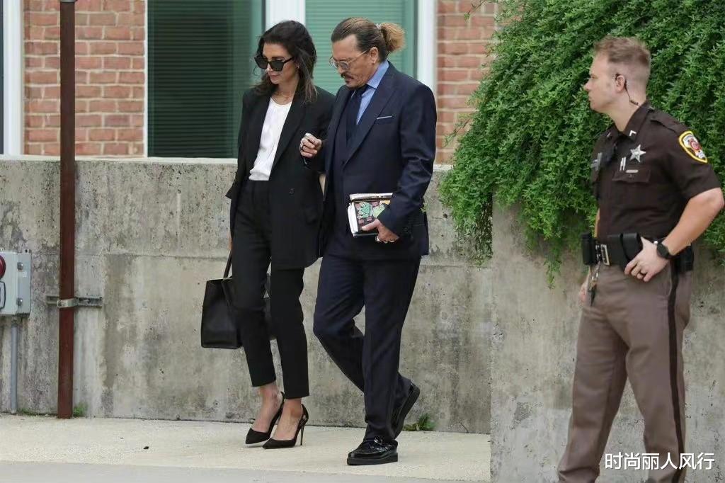 律师|德普再也不用怕前妻了！小20岁的新女友是大律师，穿职业装超性感