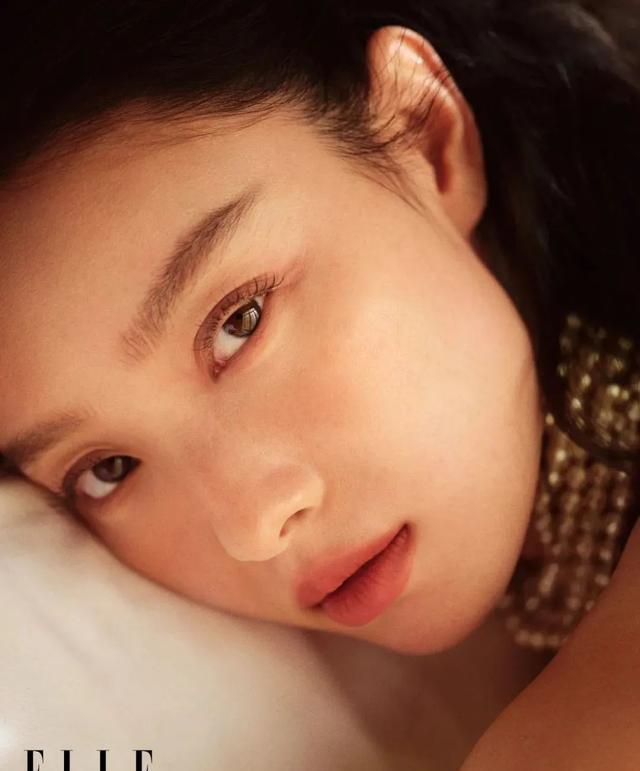 倪妮|倪妮登ELLE12月刊封面,裸色连体衣配白袜,性感居家女友风