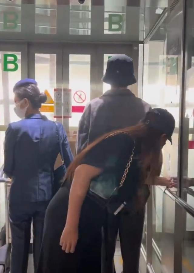 邓为|邓为工作人员被吐槽脾气大，机场内对粉丝不耐烦，围观人埋怨好装