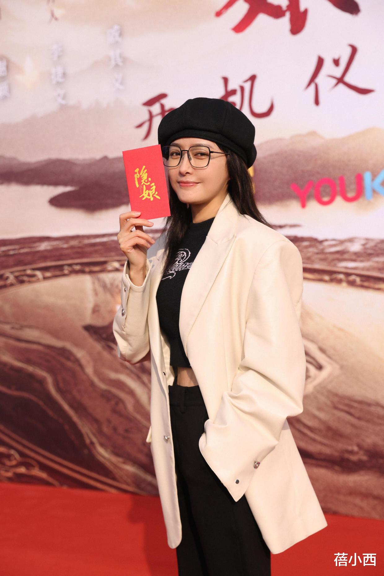 秦岚|“秦岚”才是机场穿搭一姐吧！牛仔外套叠穿连帽卫衣，气场开挂