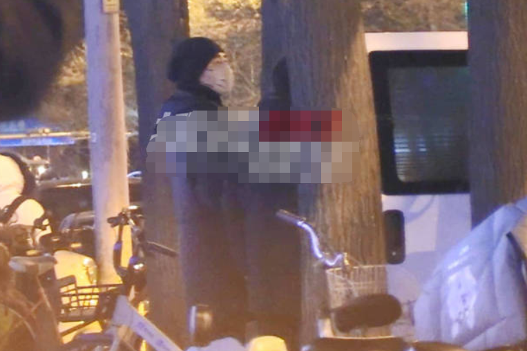 陈宝国|65岁陈宝国车顶被剐蹭!站路边与司机频频沟通,单手插兜姿势随意