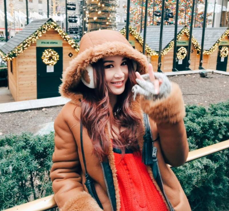 温碧霞|温碧霞夫妇飞国外探望养子，儿子变高变帅，一家三口合照好温馨