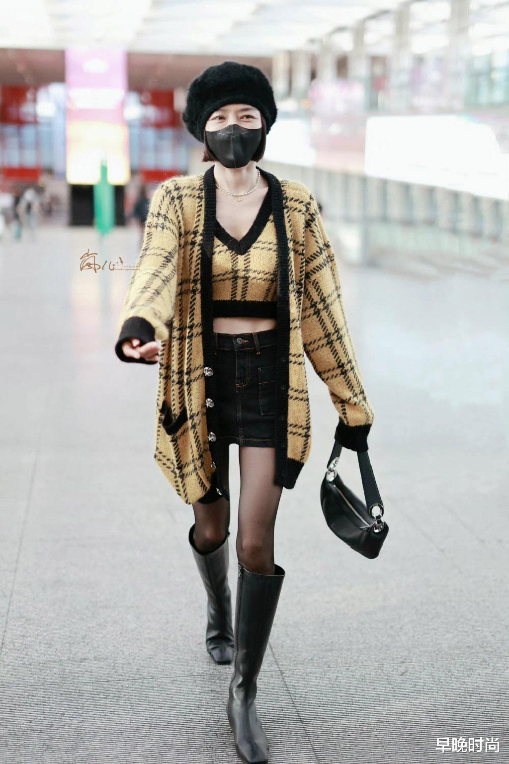 达里奥|真的“小看”秦岚了！43岁会保养还会穿，超短裙配丝袜马丁靴辣妹出街