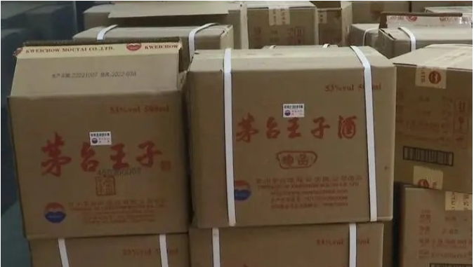 李女士从四川来到贵阳办事,丈夫让她顺便买一些茅台酒,之后送给朋友