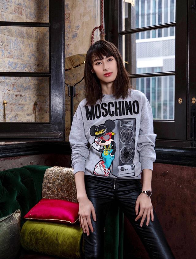 李泽楷|不愧是李泽楷爱过的女人,梁洛施深V纱裙高贵明艳,名媛范儿十足