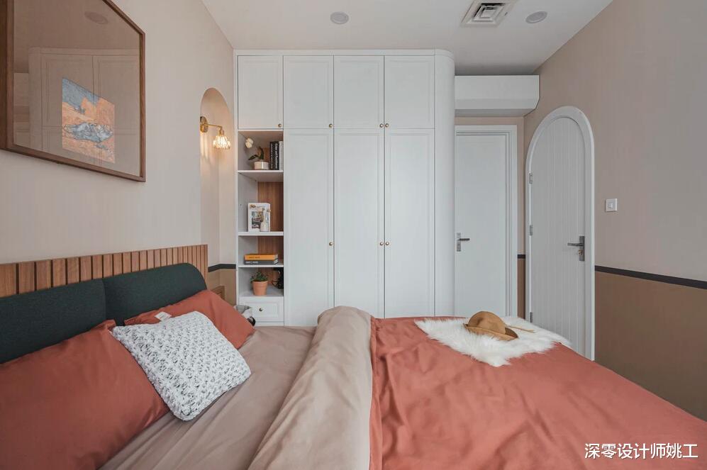 夫妻83㎡养老房清新治愈,电视墙后侧靠墙设卡座,腾出开放式书房