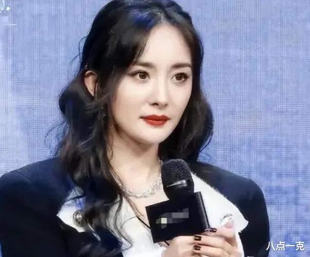 |39岁唐嫣生图又美又绝，事业爱情双丰收，活成85花里的人生赢家