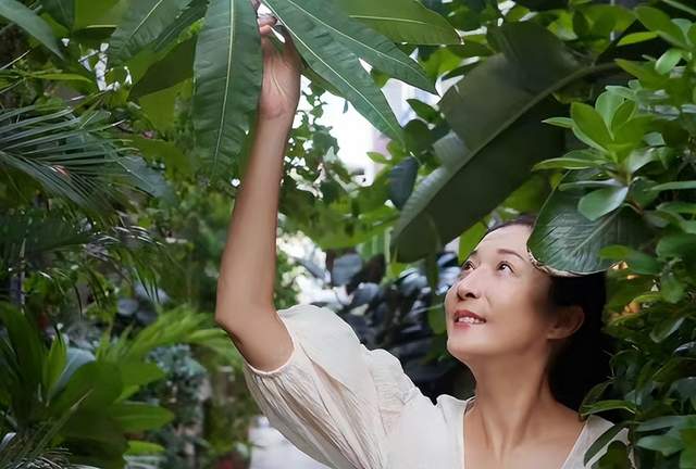 成龙前女友到工地干装修,一人兼职七份工作,气质和神色大不如前