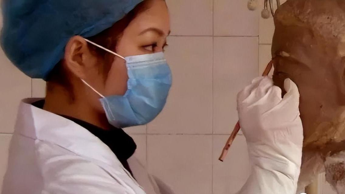 90后女孩处理过近万具尸体，亲妈嫌不吉利