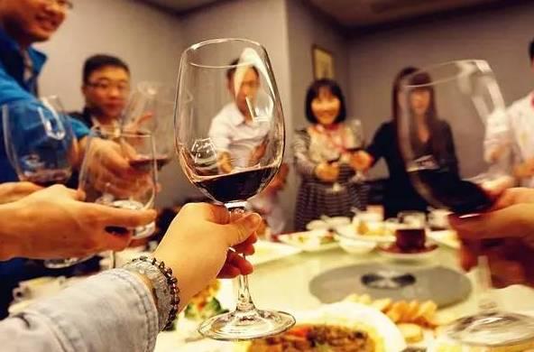案例:女子聚会后醉酒,31岁邻居好心送回家,趁丈夫外出爬上床
