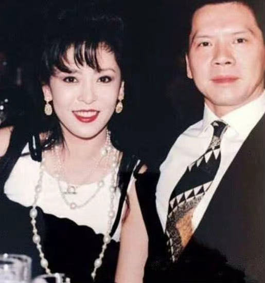 向太|向太晒年轻时照片，网友感叹她颜值不输明星，和郭碧婷才是亲母女！