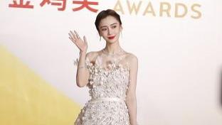 Angelababy|Angelababy懒甩“黄晓明同框新欢”现身百花奖，徐娇穿马面裙登红毯