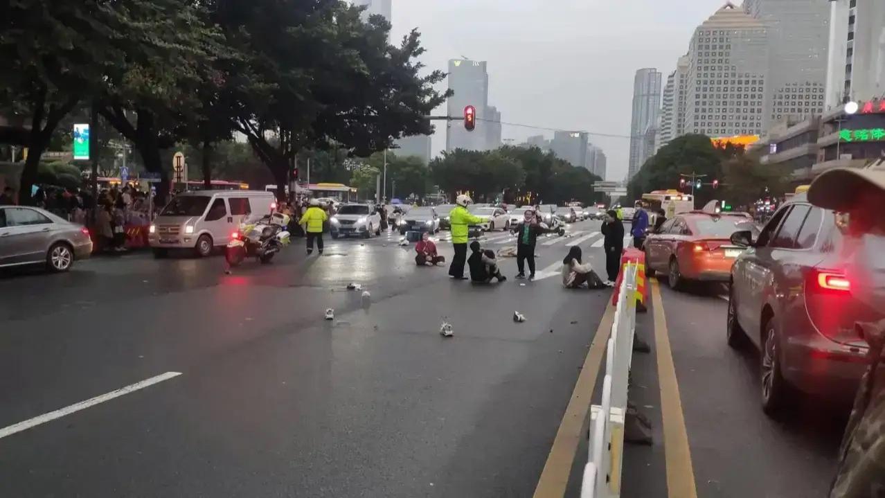 广东广州，宝马车失控撞上人群造成5死12伤