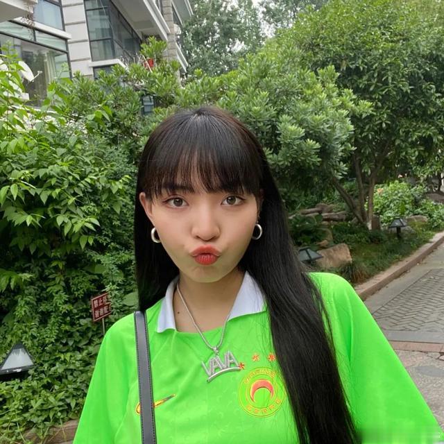 vava 外出拍照也想有大片感,跟着VaVa拿捏气场