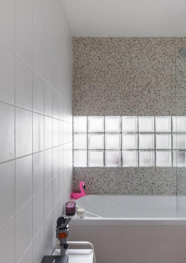 厨房后背板不贴瓷砖不美缝,后挡板嵌入玻璃砖,不藏灰颜值也高