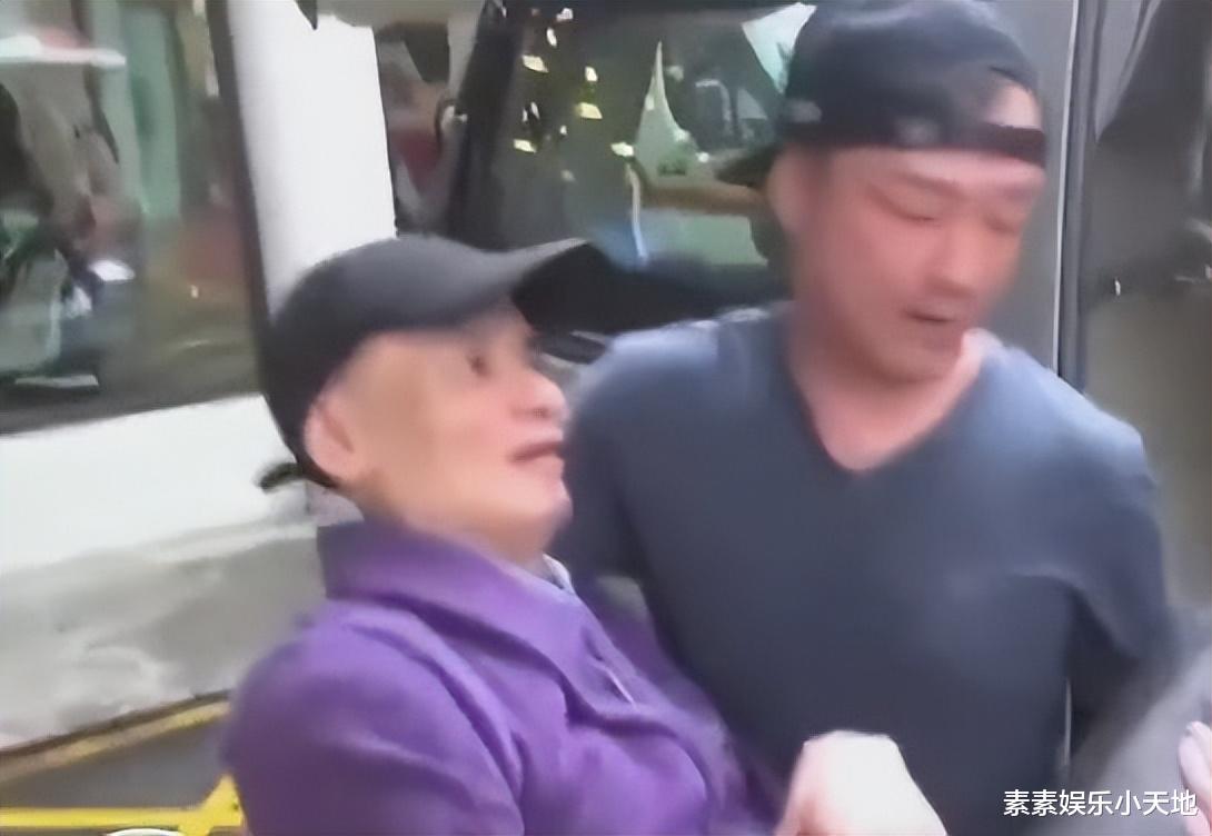 刘家辉|刘家辉坐轮椅参观TVB，老友相见激动落泪，王喜公主抱他坐上车