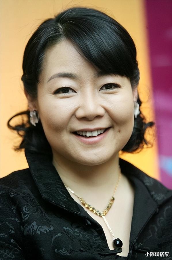 bin “国民妈妈”萨日娜：圆脸很旺夫，穿衣宽松得体，54岁也温婉贵气