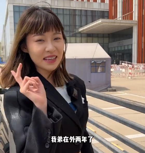 |千万网红痞幼翻车?接在国外的弟弟回家见男友,网友:封杀吧