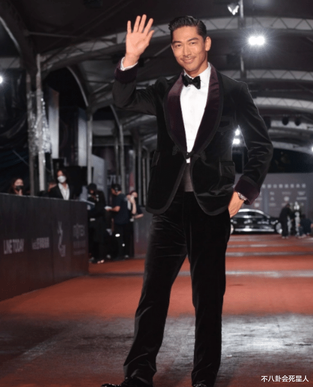 金钟奖|台湾金钟奖红毯寒酸,地毯是湿的,灯光昏暗,被嘲像村口吃席