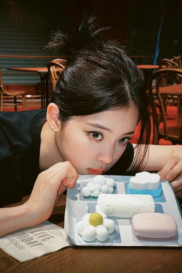 欧阳娜娜 想要暖暖的氛围感，当然要看欧阳娜娜啊