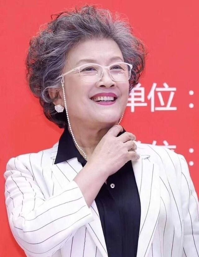 刘海 看到71岁宋春丽才明白:女人变老不用刻意掩饰,白发烫卷也挺高级