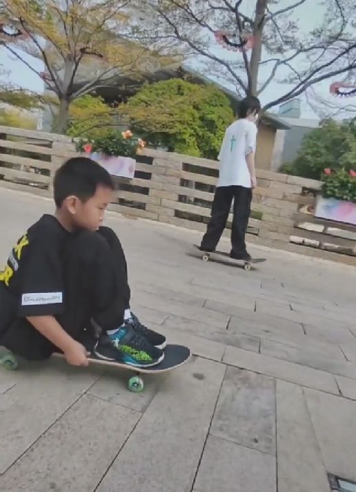 |孙卓一家五口玩滑板,卓宝变洋气没认出来,孙海洋动作缓慢遭嫌弃