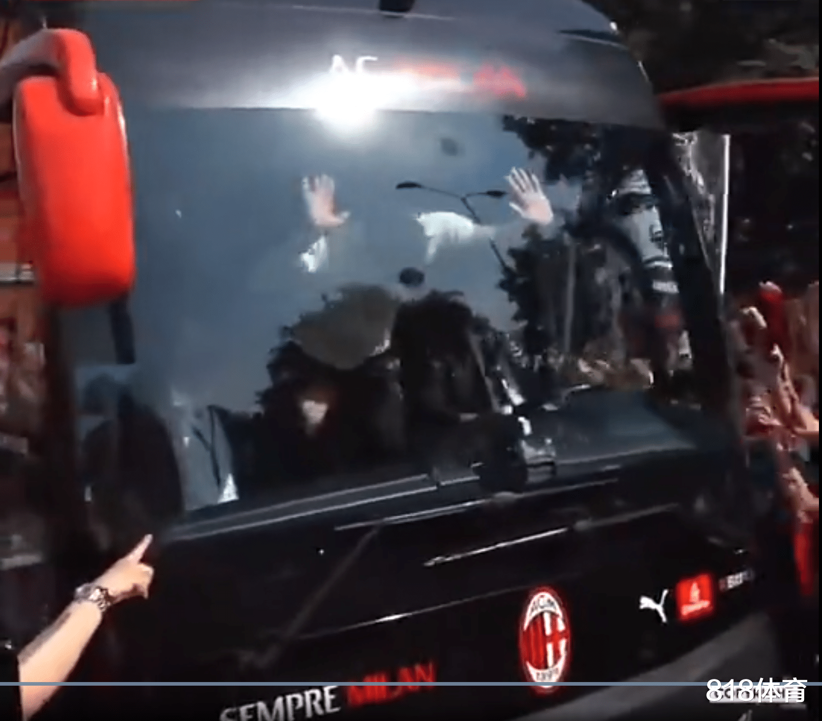 女篮|降龙十八掌! AC米兰球迷夹道欢迎球队大巴, 伊布一巴掌拍碎挡风玻璃