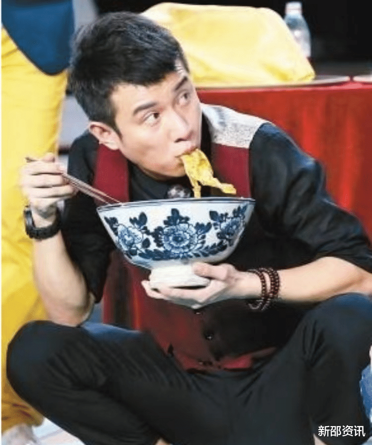 郭敬明|助理手接漱口水，跪地伺候穿鞋，为难打工人，明星哪来的优越感？