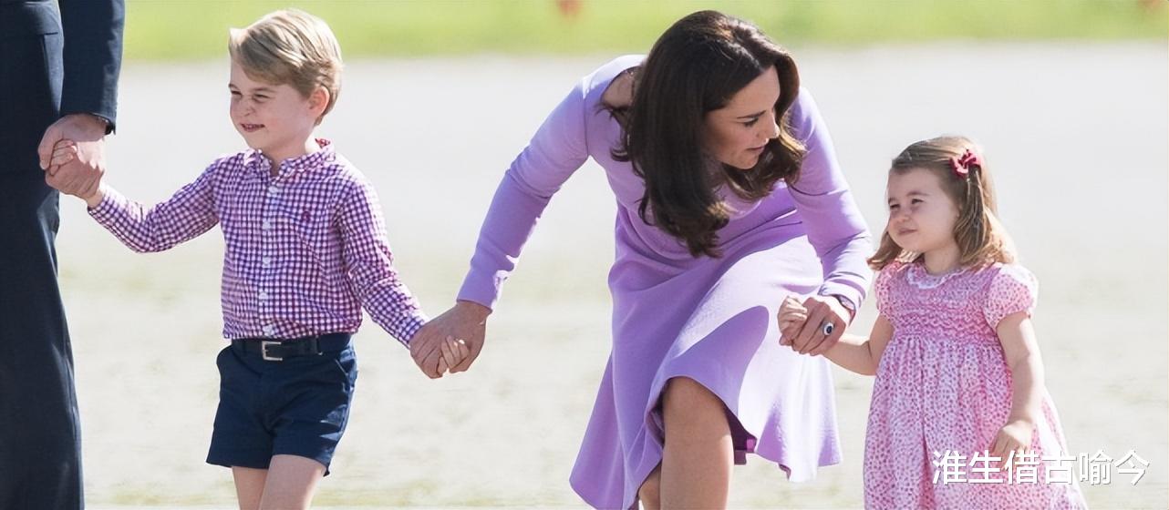 夏洛|2019年，小男孩给夏洛特送鲜花，她忘了给女王行屈膝礼，凯特踢她