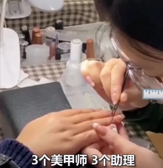 护肤品 6个大学生在宿舍开美甲店，3年赚不少钱，评论区却两极分化