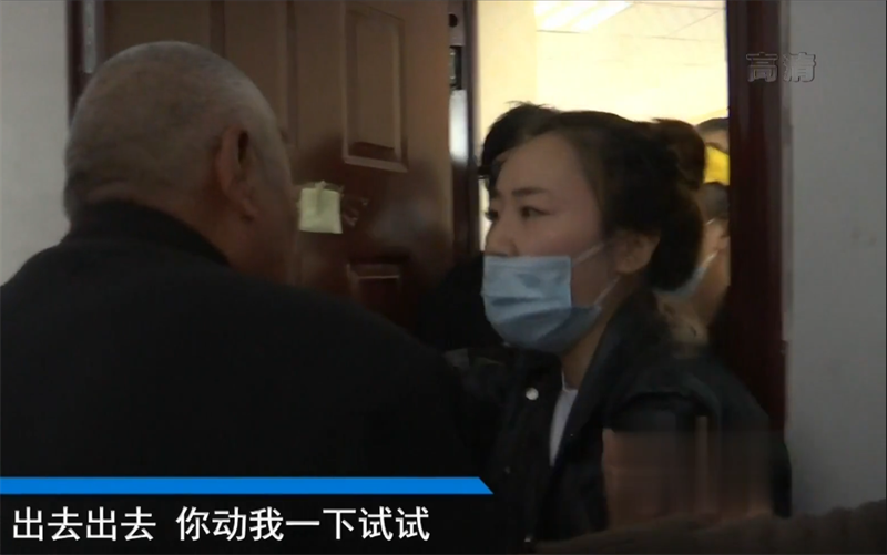 河北老人霸占楼梯5年:要上楼先交50万,不然谁都别想从这过