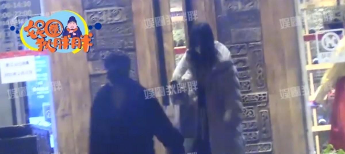 徐帆|徐帆宋丹丹深夜聚餐被拍!打扮休闲状态松弛,热情牵手街头热聊