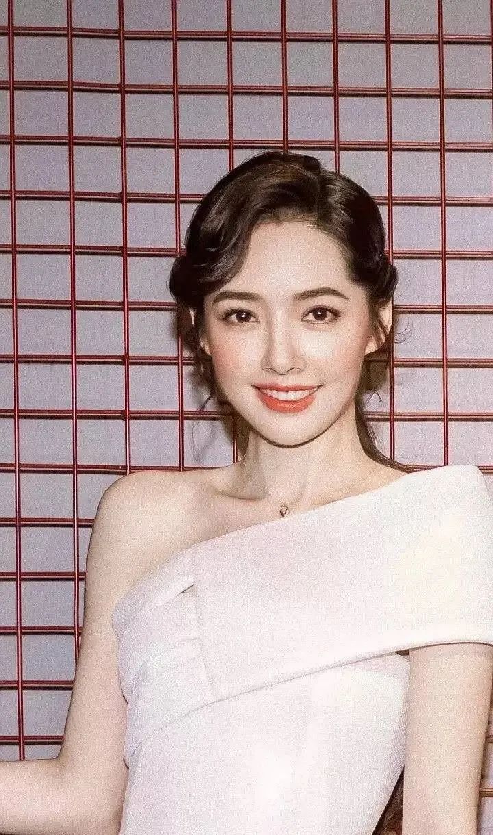 向太|向太晒年轻时照片，网友感叹她颜值不输明星，和郭碧婷才是亲母女！