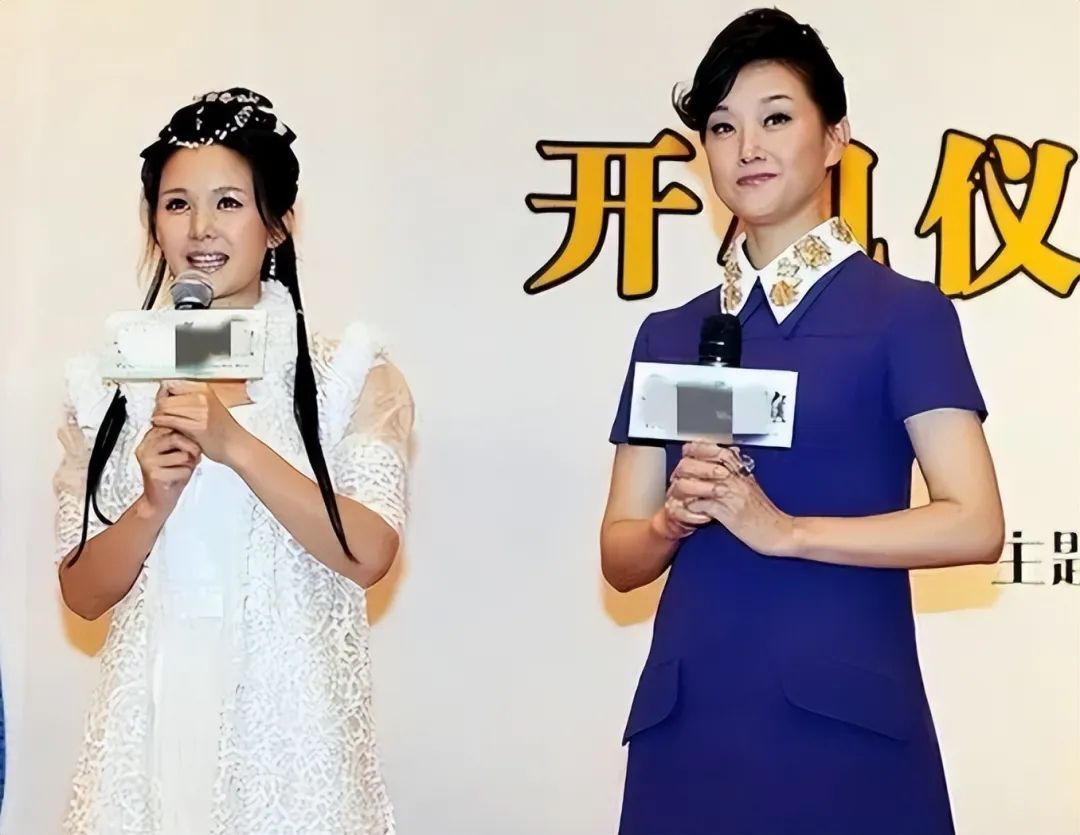 穿衣搭配 宋祖英和妹妹同框，她端庄大气很有气场，妹妹长相甜美却没辨识度