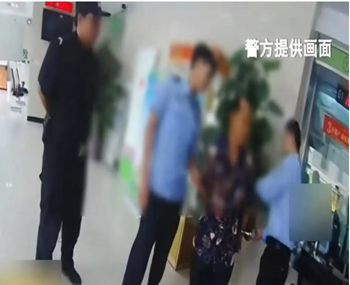 广东惠州,男子拿着5800元的工资去银行存钱,可验钞机却验出了61张假 钞!