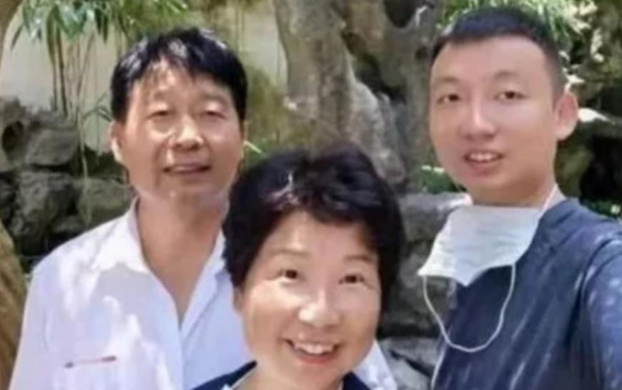 姚策|熊磊称有权住进九江房产，房间里挂满姚策照片，指责许妈在炒作