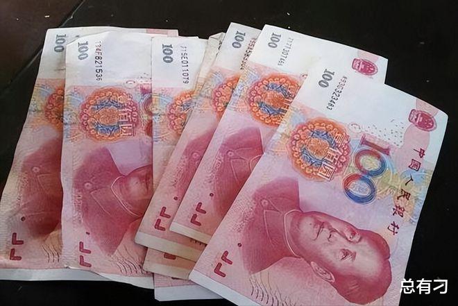 ?人贩子为躲罪将自己卖进山区,天天吃剩菜,女儿却在最好的学校