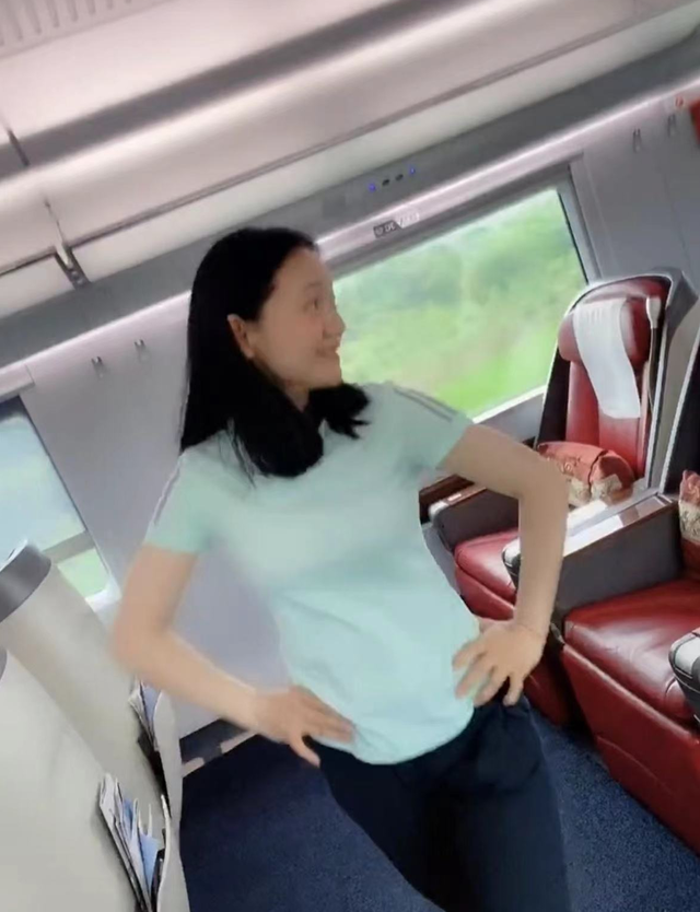 美丽|知名主持人周群惹争议！在高铁上不顾场合热舞，放飞自我