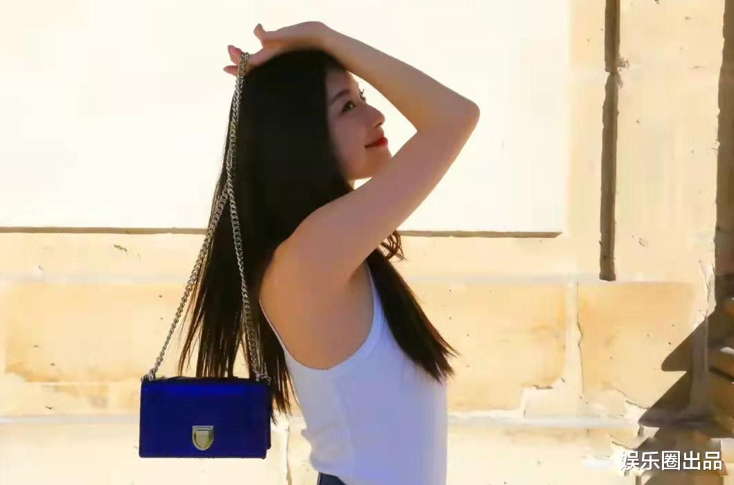 倪妮|倪妮穿老汉背心拍大片,穿搭清爽妆容淡雅,站在街头摆拍动感十足