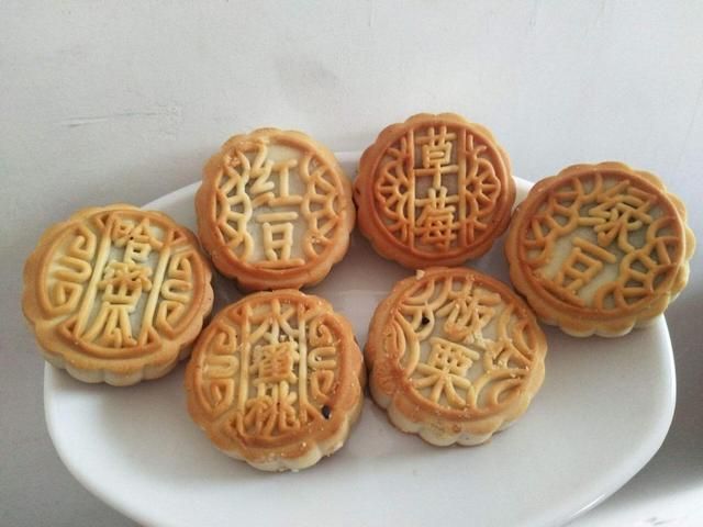 婆婆带来中秋月饼,儿媳直接扔垃圾桶,儿子也直呼:真心吃不下