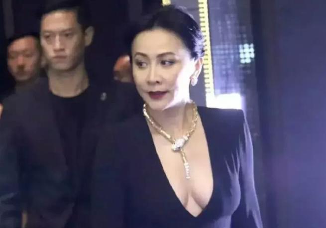 柳岩|16位女星红毯深V造型：鞠婧祎、杨紫缝高领口，柳岩大方秀曲线