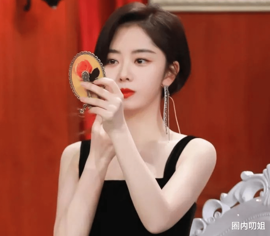 谭松韵|天啊，32岁的谭松韵穿的像18岁，这状态也太美了！