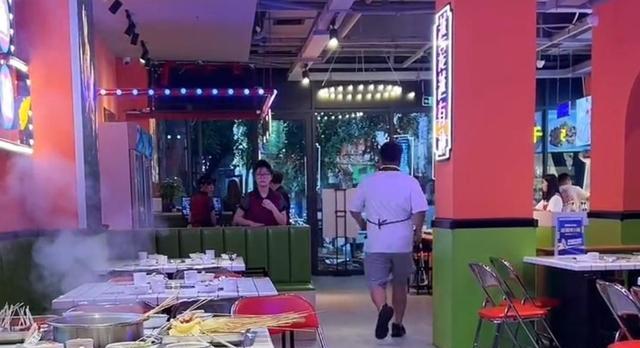女子和男闺蜜吃饭,拍照时让他拿着餐具站旁边,接个电话拿包就走