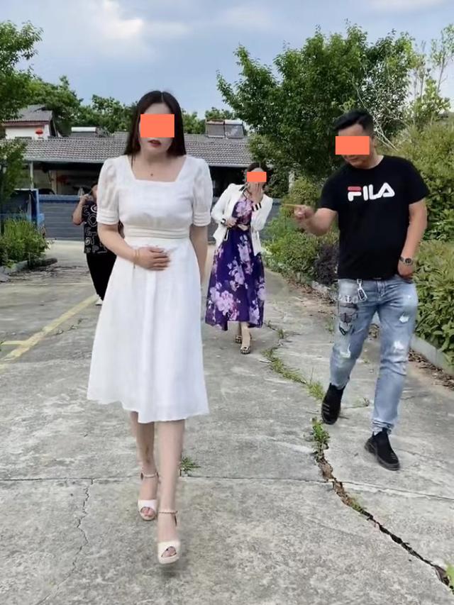 女子生理期染红裤子,男子见后一脸嫌弃,一女子脱下衣服为她遮挡