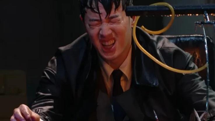 明星|现在的男明星也太拼了，台前是偶像型，台上表演时表情失控帅气全无