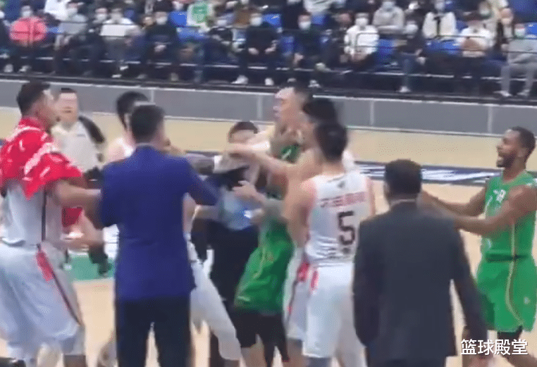 杜锋|冲突全过程！大韩揍人吓坏全场，杜锋+杨鸣冲场内劝架，1细节太暖
