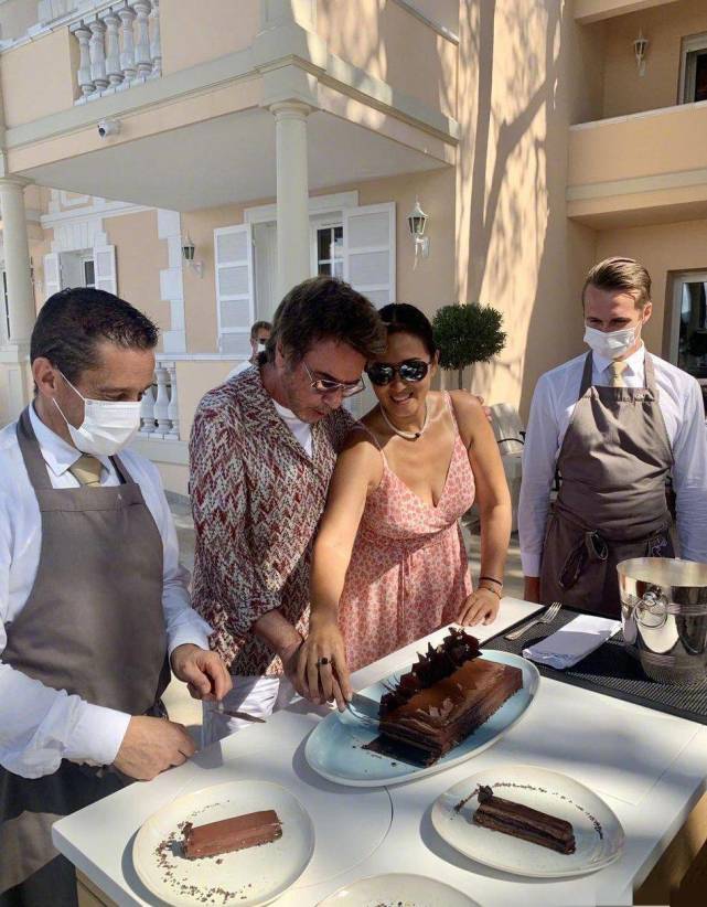 巩俐|巩俐为老公庆生，巩俐身体黝黑发福显富态，丈夫年过七旬还更年轻