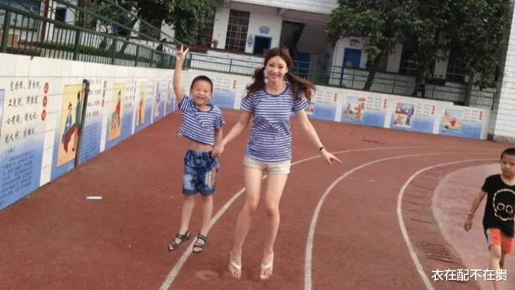 柳岩|柳岩一改往日形象，与侄子穿同款清纯的像姐姐，配人字拖接地气